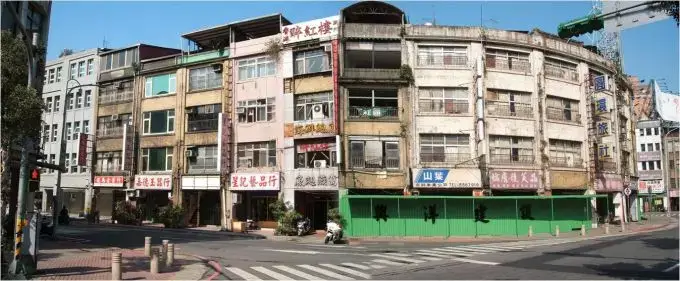 臺北市忠孝東路五段更新前多為四層透天的連棟建築，更新後可提供171戶商業單元，促進地區經濟再發展