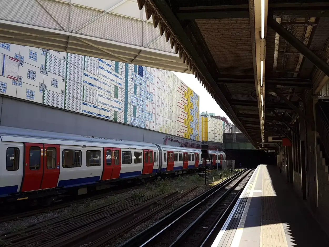 ▲捷運站與火車軌道設施，雖然交通便利帶動房價，但軌道第一排住宅容易受到行駛噪音與震動干擾。