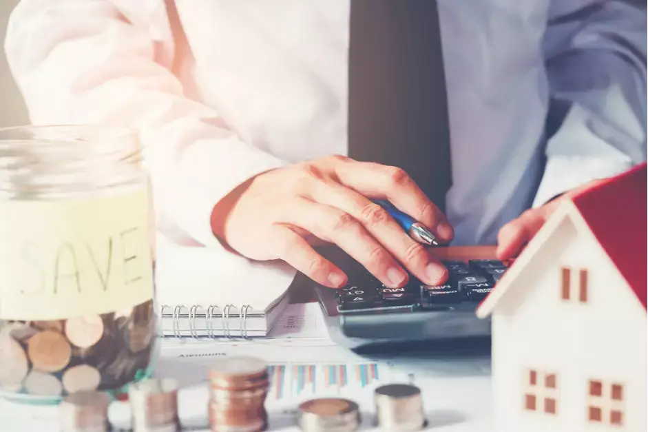 條件一：時間的計算方式 以前後 2 年的時間計算，可以從舊宅過戶完成日（土地增值稅繳清、所有權移轉登記日）與新宅取得日（新屋所有權登記日）為基準。 因此我們常聽到重購退稅有這兩種時間順序： 先賣後買：以舊屋登記過戶日起算，2 年內要買新屋。 先買後賣：以新屋登記過戶日起算，2 年內要賣舊屋。 要注意的是，「簽訂買賣契約日」並不算數，實務上必須以「完成登記」的日期為準。 舉例來說，如果你的舊宅在 2024 年 3 月 15 日完成移轉登記，那麼你的新宅必須在 2022 年 3 月 15 日至 2026 年 3 月 15 日之間完成所有權登記，才符合 2 年內的時間條件。 條件二：本人或配偶均可，但子女名義不行 若要申請土地增值稅，其規定買受人與出售人必須為同一人。而房地合一稅對「人物」條件的規定較為寬鬆：一方出售、以配偶名義重購亦可適用，因此夫妻之間的換屋彈性較大。 但要注意的是，若新宅登記在成年子女名義，則不符合資格。另外，若舊宅是夫妻共同持有，新宅卻只登記其中一人名下，登記在另一人名下的那份持份就無法申請退稅，建議換屋前先確認新舊宅持份人的對應關係。 條件三：居住事實的認定 政府在判斷居住事實時，通常會檢核戶籍，以及有真實的居住痕跡：「設籍」是形式要件，「居住事實」則是實質要件，兩者缺一不可。稅捐機關在審核時，有時會要求提供水電費紀錄、鄰居陳述或郵件往來記錄作為居住證明。若戶籍在此但實際長期住在其他地方，有可能遭到否准。 條件四：無出租、供營業使用 在出售前一年及購入後的新屋，都不能有任何「收益性行為」。 其中「供營業使用」的認定範圍相當廣，不只是開店、辦公室，就連個人工作室、自由接案登記地址、網路商店登記地址等，只要以該房屋地址登記為營業場所，都算在內。 很多 SOHO 族或自媒體工作者因為貪圖方便把家裡地址登記為公司，反而白白損失退稅資格。 💡 重要提醒：退稅請求權時效為 10 年！ 若你過去的換屋交易已符合上述四大條件，卻因為不知情而尚未申請，只要距離新宅完成登記日未超過 10 年，現在提出申請仍有機會取回退稅！建議盡快清查過去的換屋紀錄，把握時效，讓應得的稅款早日入袋。 避免連補帶罰！千萬要避開的重購退稅限制與地雷